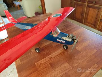 Aeromodello vintage a scoppio con motore e radioc