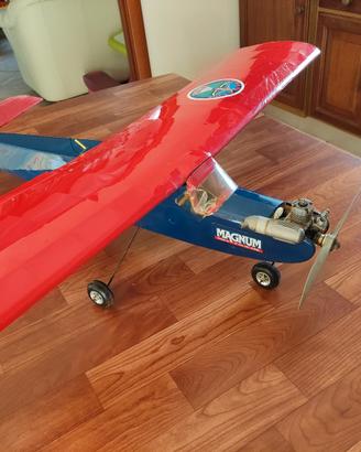 Aeromodello vintage a scoppio con motore e radioc