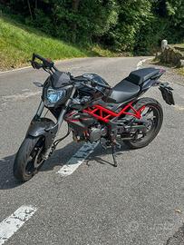 Benelli BN 125 2021 con scarico Dominator