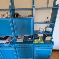 Libreria di colore azzurro con profili bianchi 