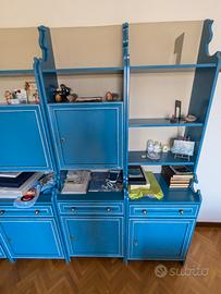 Libreria di colore azzurro con profili bianchi 
