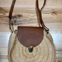 borsa tonda in rattan con patta di chiusura