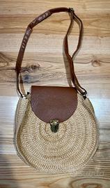 borsa tonda in rattan con patta di chiusura