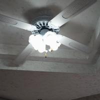 ventilatore a lampadario a 4 pale e 4 luci