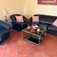 Divano con poltrone e tavolino