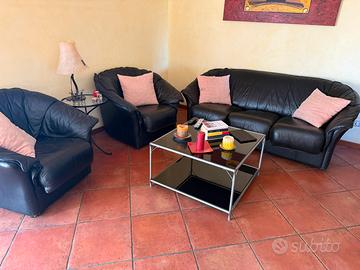 Divano con poltrone e tavolino