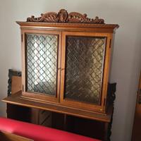 Vetrina credenza in legno intagliato con vetri