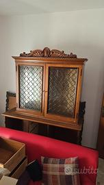 Vetrina credenza in legno intagliato con vetri