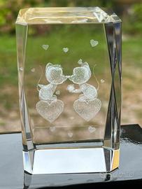 Cubo in cristallo con incisioni 3D