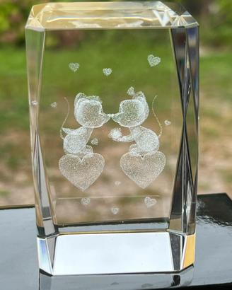 Cubo in cristallo con incisioni 3D