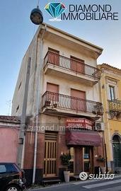 Palazzetto su 4 livelli con locale commerciale