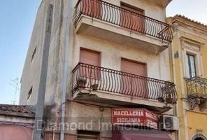 Palazzetto su 4 livelli con locale commerciale