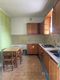 Cucina ad angolo con tavolo e 4 sedie