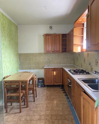 Cucina ad angolo con tavolo e 4 sedie