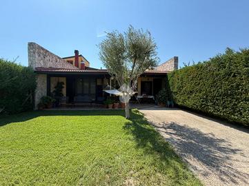 VILLA A SCHIERA A CROTONE