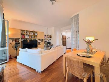 Appartamento centrale con 2 camere e garage SE/070