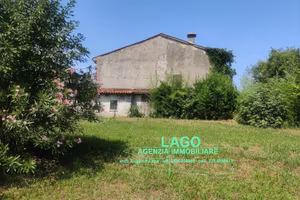 Rustico / Casale di 300 m² con più di 5 locali a T