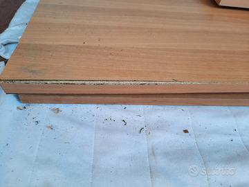 Scrivania in legno compensato compatto