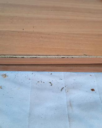 Scrivania in legno compensato compatto