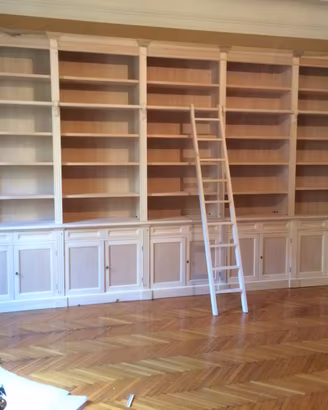 Libreria con scaletta in legno