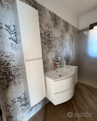Mobiletto lavabo cassettiera e colonna bagno