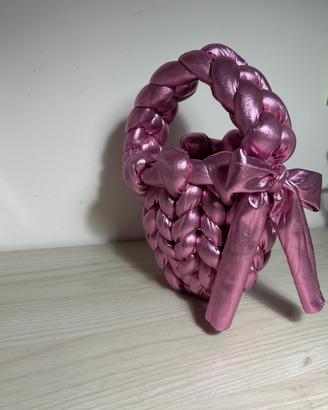 Borsa rosa metallizzata intrecciata fatta a mano