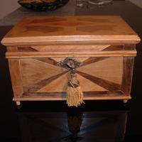 Scatola in legno intarsiato