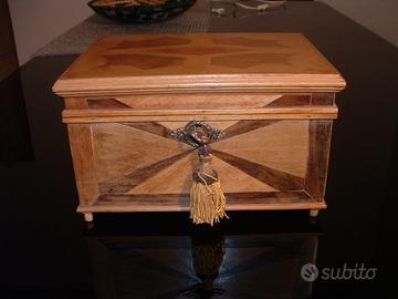 Scatola in legno intarsiato