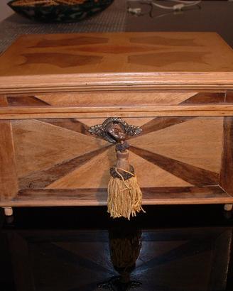 Scatola in legno intarsiato