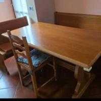 tavolo in legno con panche 
