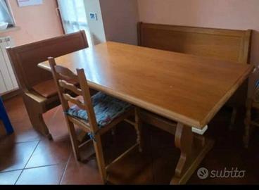 tavolo in legno con panche 