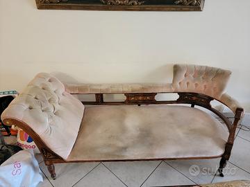 Antico Divano Chaise Longue in legno da rifoderare