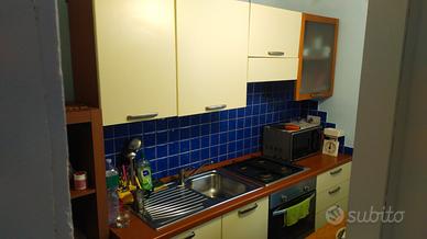 cucina componibile con tavolo e sedie 