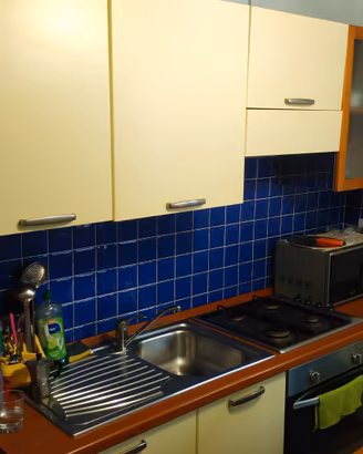 cucina componibile con tavolo e sedie 