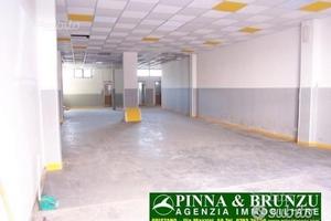 ORISTANO - LOCALE COMMERC 2 vetrine