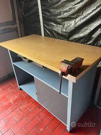 Banco da lavoro con morsa