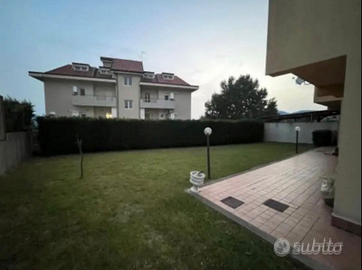 Ampio appartamento con giardino