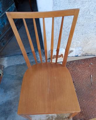 quattro sedie in legno 