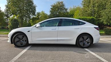 Tesla Model 3 Standard Range Bianca interni neri