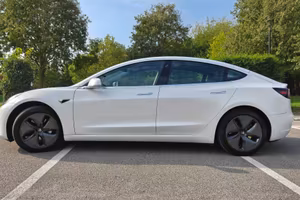 Tesla Model 3 Standard Range Bianca interni neri