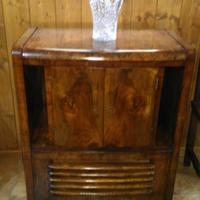 credenza con giradischi e radio antichi 