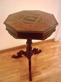 Tavolino intarsiato e tanti mobili eleganti