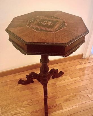 Tavolino intarsiato e tanti mobili eleganti