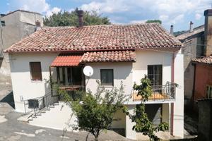 Casa indipendente e arredata a carlopoli