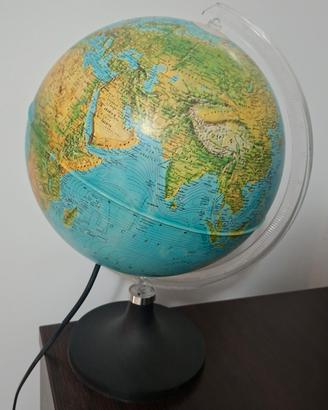 Mappamondo con luce notturna
