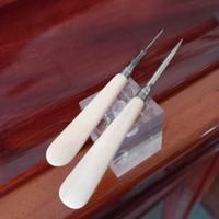 Utensili in dente di Tricheco per cucire le pelli