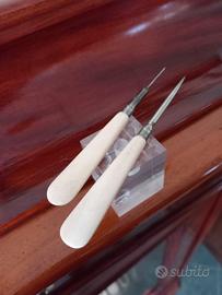 Utensili in dente di Tricheco per cucire le pelli
