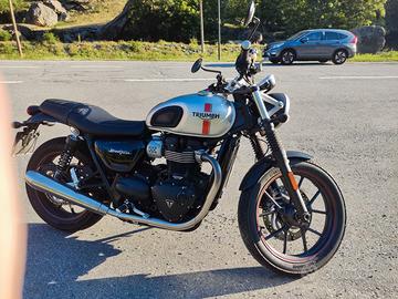 Triumph street twin