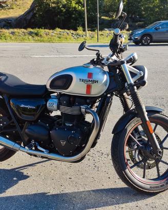 Triumph street twin