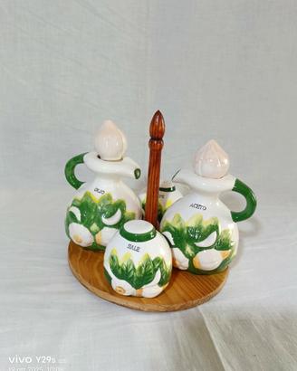 Set olio, aceto, sale e pepe con vassoio in legno
